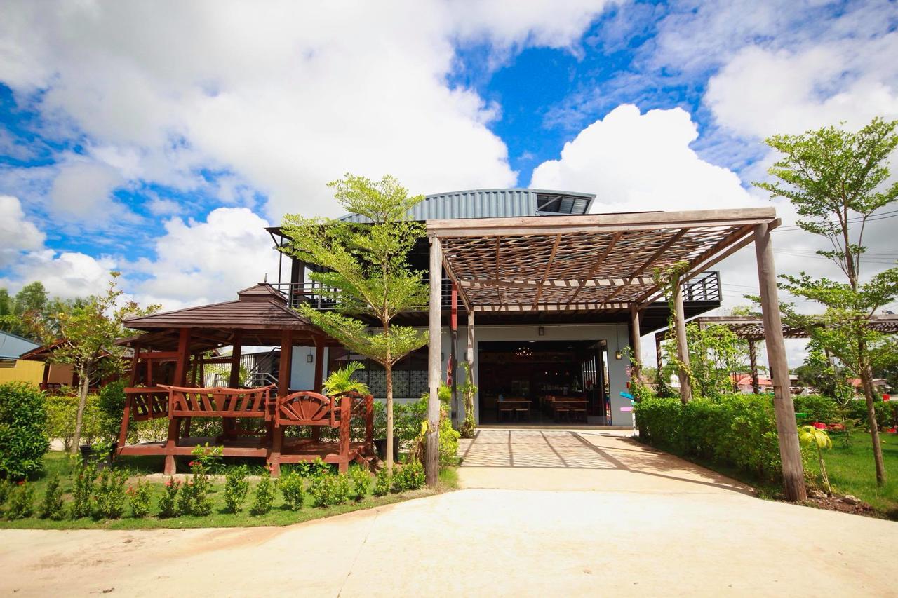 Ma Der Bua Hotel Kumphawapi Exterior foto