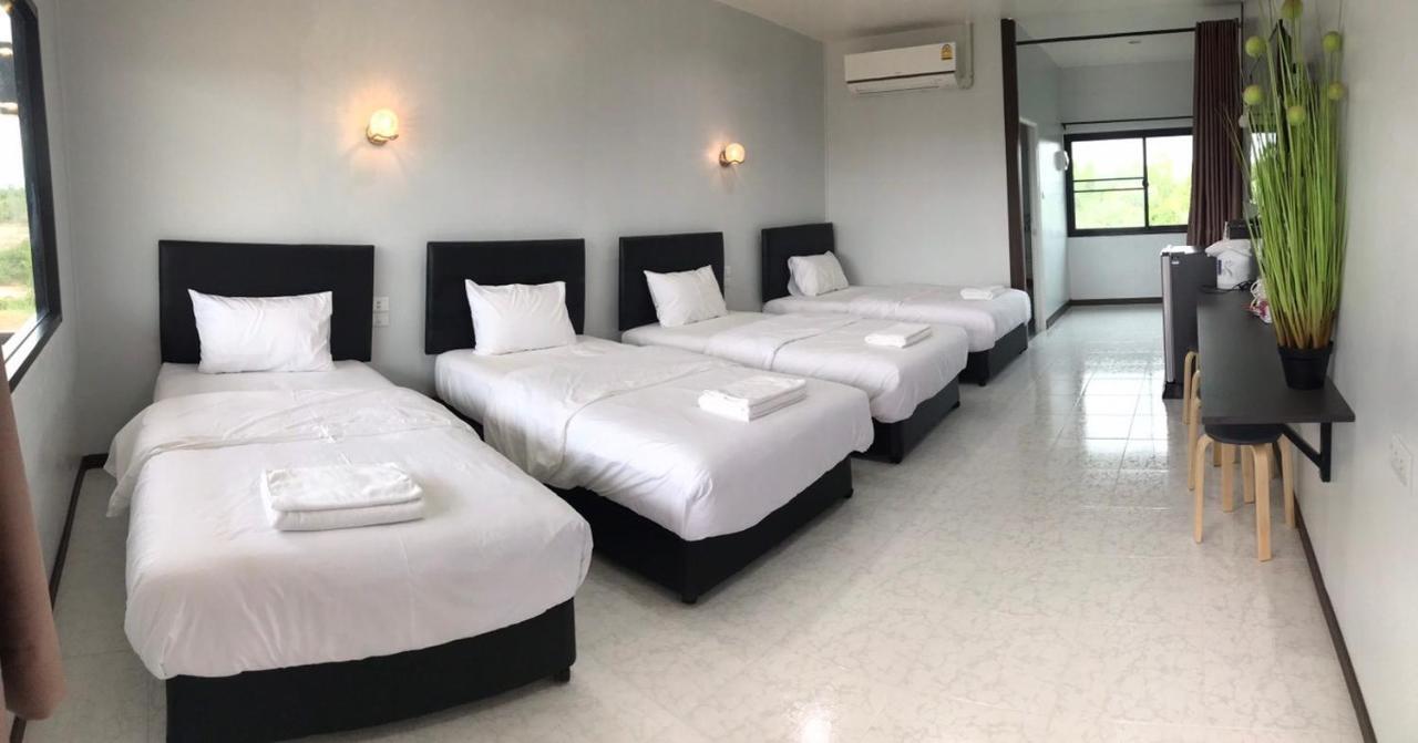 Ma Der Bua Hotel Kumphawapi Exterior foto